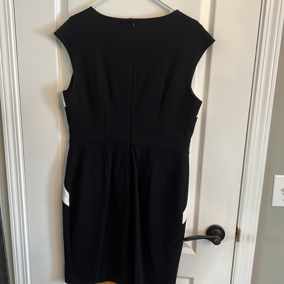 BNWT Cleo dress with flattering design - Picture 3 of 3